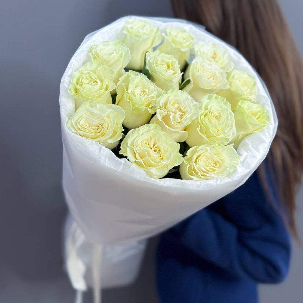 Букет из 15 белых роз сорта "Мондиаль" (Эквадор 60 см)