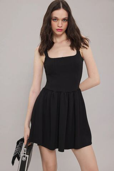 мини-трикотажное платье с открытой талией и юбкой на воздушном шаре