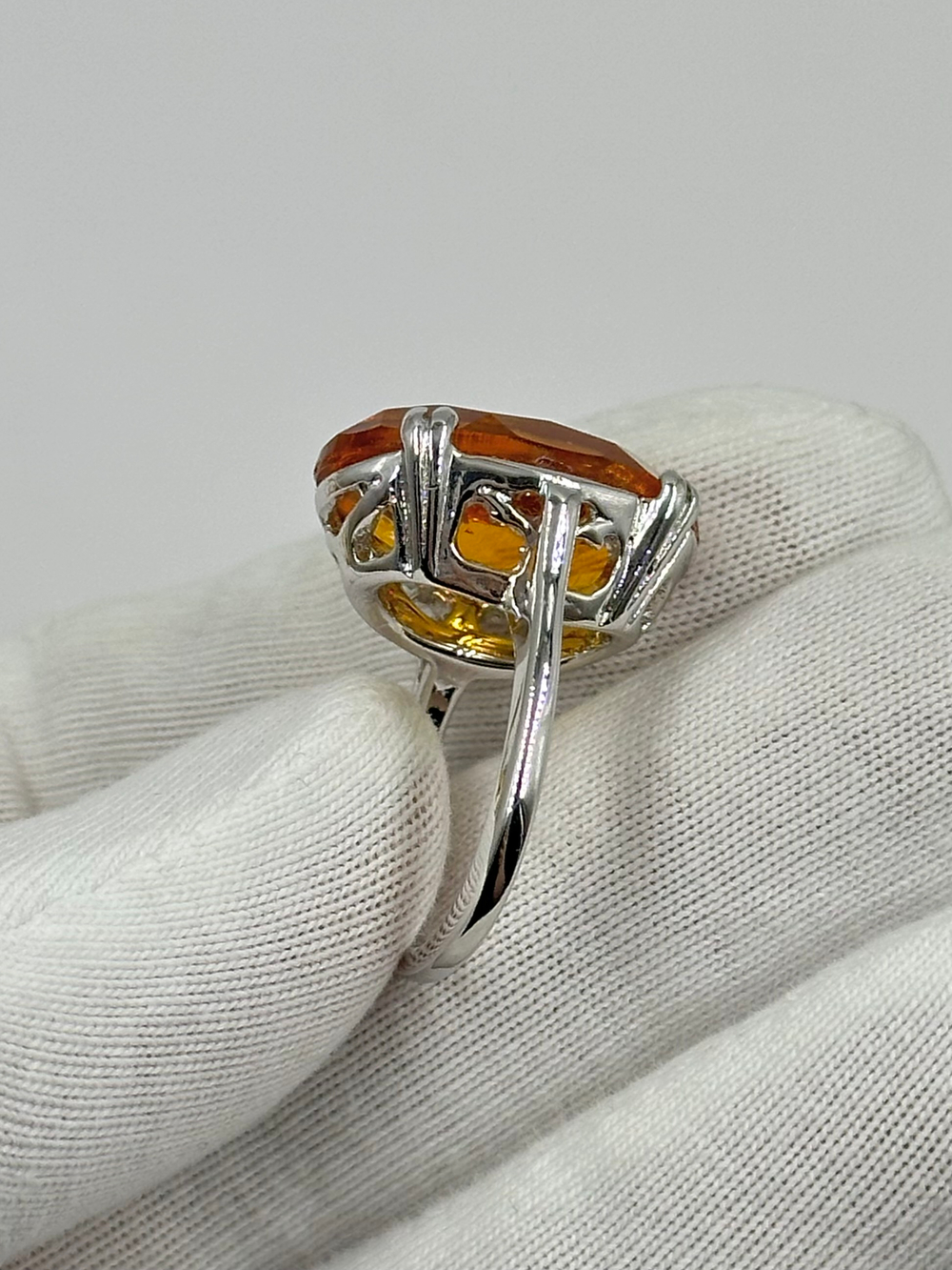 Кольцо с жёлтым кристаллом