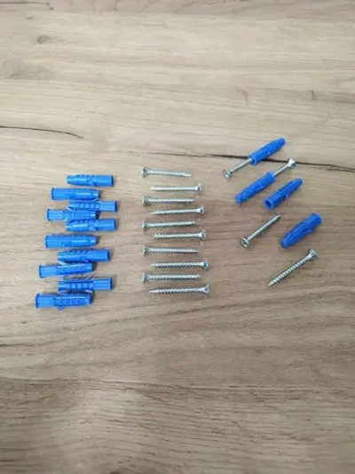 Набор оцинкованных саморезов 4 х 35 и дюбелей 6 х 30 - 10 штук.