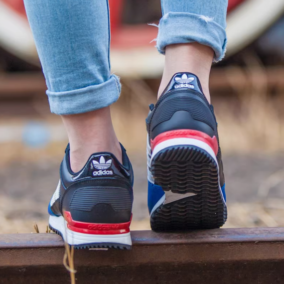 Кроссовки adidas originals ZX 700 - самая популярная модель в мире.