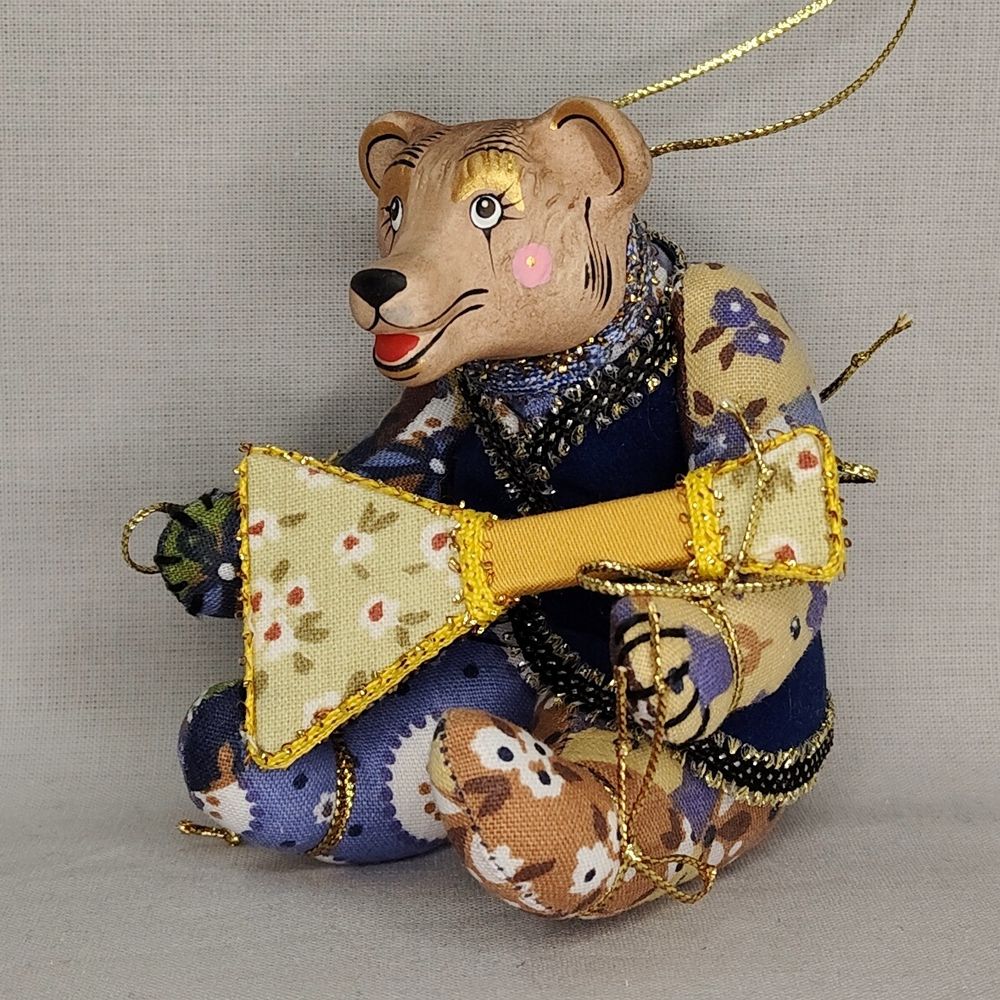 Ёлочная игрушка Медвежонок с балалайкой