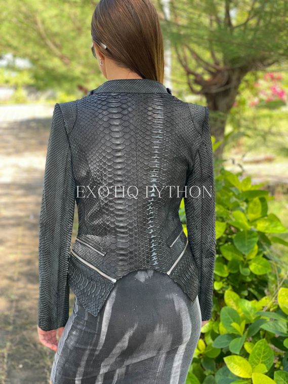 Женская куртка из кожи питона JT-111