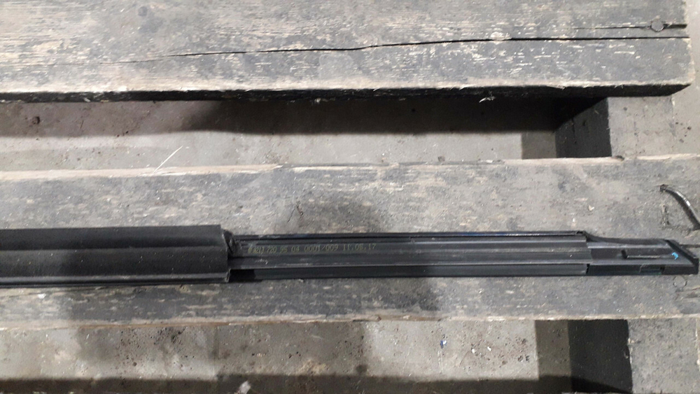 Молдинг двери передней левой Mercedes E (W213) 16-нв Б/У Оригинал A2137209504