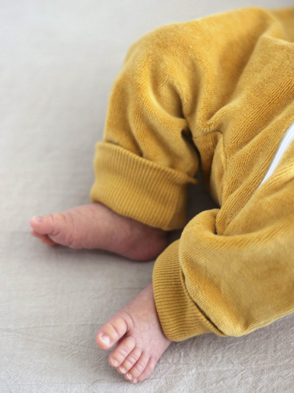 Велюровый комбинезон Mjölk Mustard, на манжетах