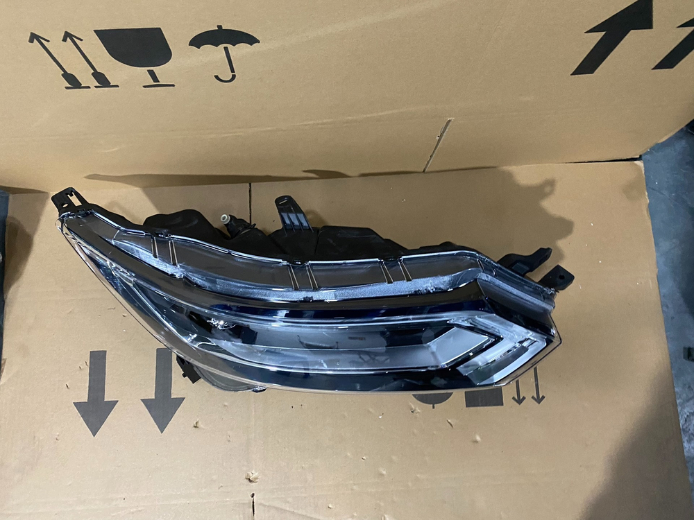 Оригинальная LED фара Nissan Qashqai J11