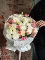 Букет из кустовой пионовидной розы, одноголовых роз, лизиантуса и хризантемы