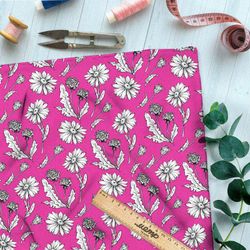 Ткань мембрана эскизы ромашек на ярко-розовом фоне