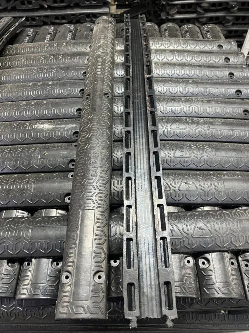 Гибкий кабель-канал для проводов (кабельный трап, капа) резиновый, черный, напольный, 1 канал 36*15 мм., 1000мм*80мм*25мм