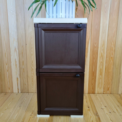 Тумба-шкаф пластиковая "УЮТ", с усиленными рёбрами жёсткости, две дверцы (верхняя сплошная, нижняя сплошная, открытие влево). Цвет: Бежевый с Коричневыми дверцами.