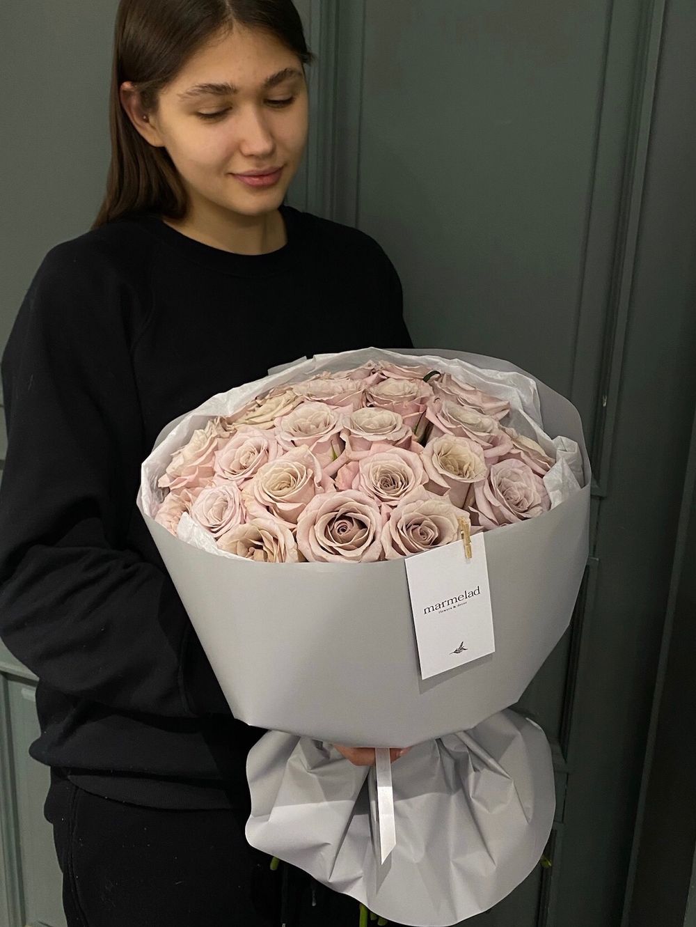 Букет 25 роз в кремовом оттенке в оформлении