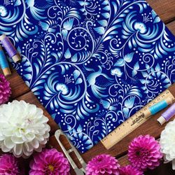 Ткань атлас тонкая гжель на синем фоне