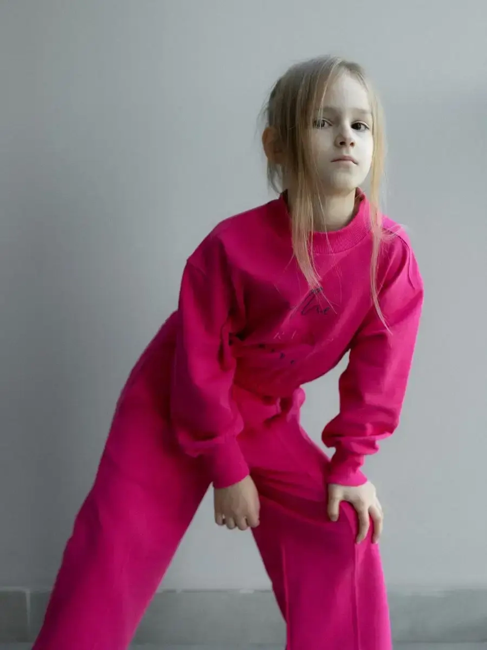 Розовый костюм для девочки на осень