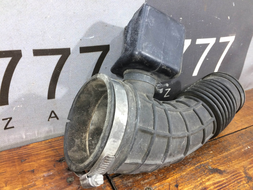 Патрубок воздушного фильтра Suzuki Vitara 2 14-нв Б/У Оригинал 65JR02