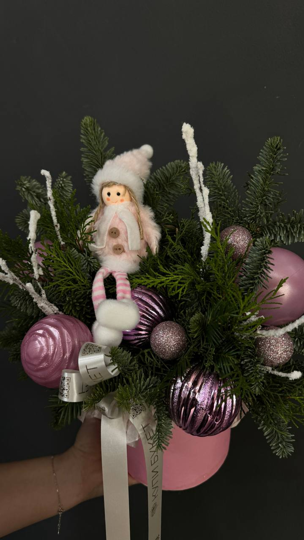 Новогодняя композиция из нобилиса с розовым декором