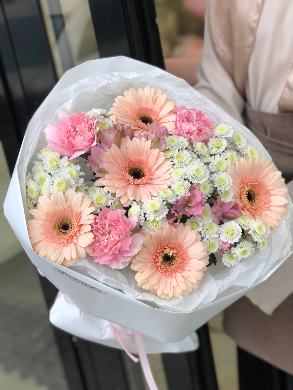 Сборный букет с персиковыми герберами