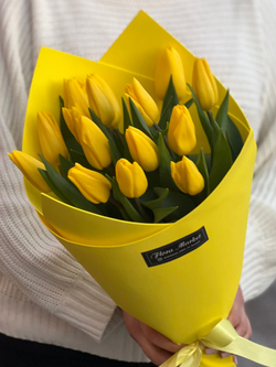 Яркий букет из желтых тюльпанов в стильном оформлении от Флора Маркет