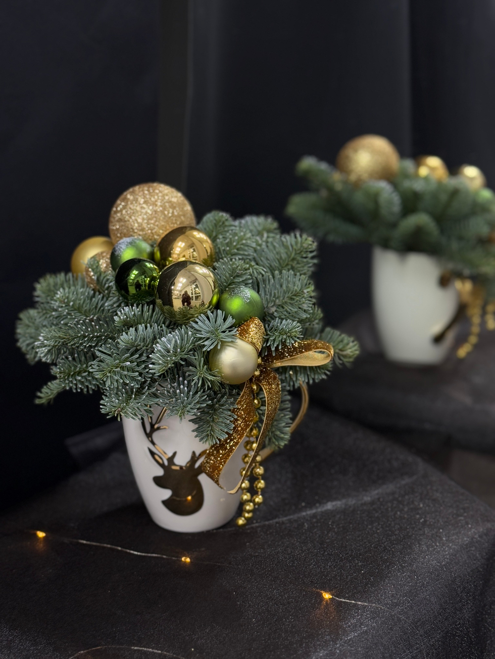 Новогодняя композиция, декорированная в изумрудных и золотых оттенках