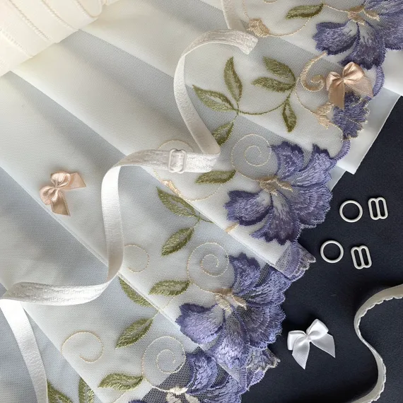 Вышивка на сетке молочная/васильки (правая) 24 см