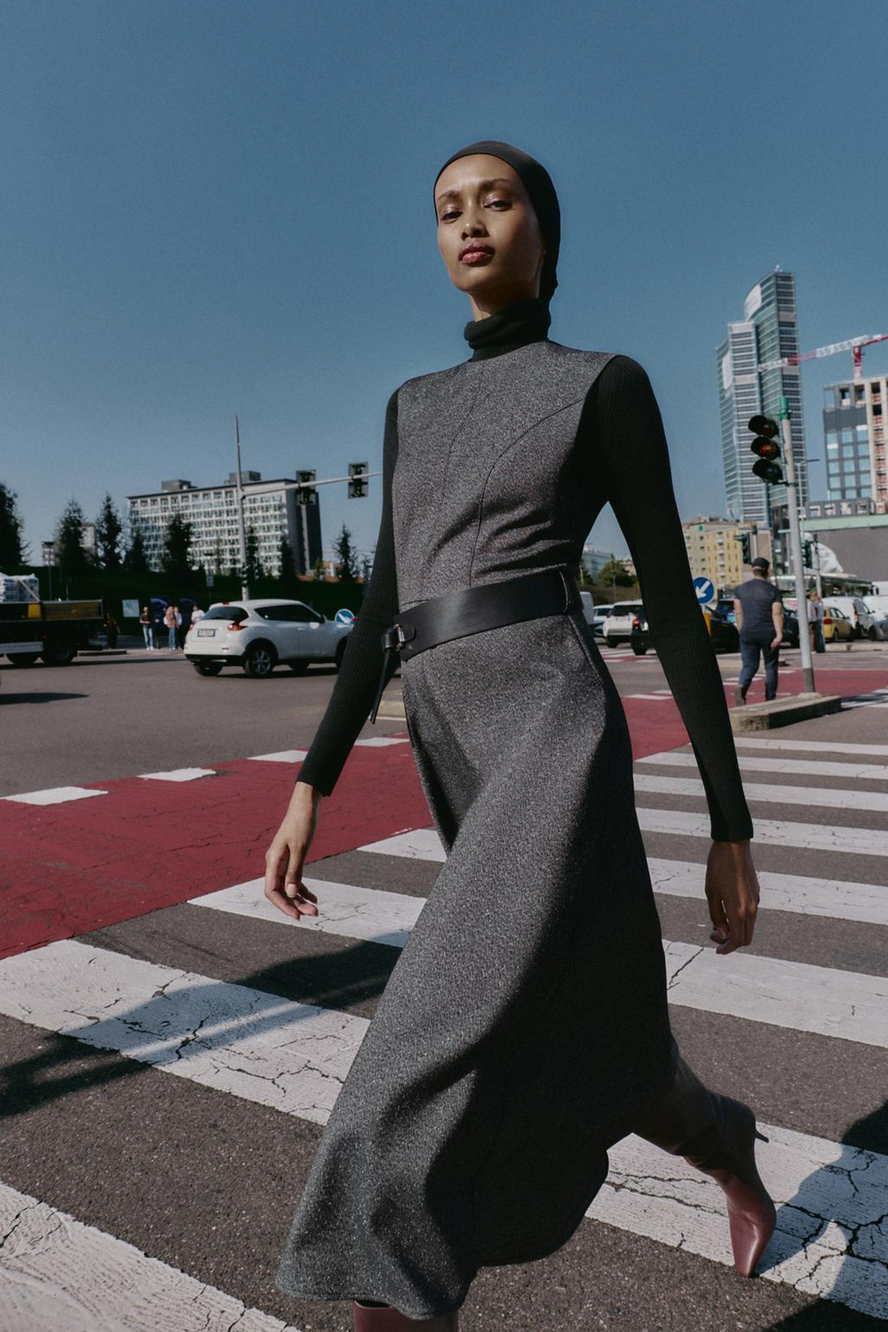 ZARA ПЛАТЬЕ-МИДИ С ПОЯСОМ, СЕРЫЙ МЕЛАНЖ