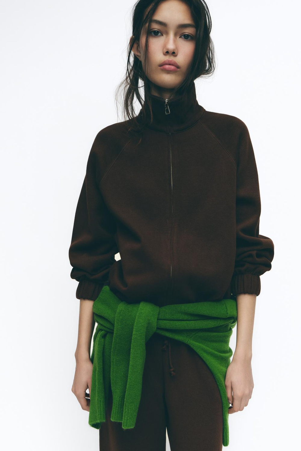 ZARA МЯГКАЯ ТОЛСТОВКА НА МОЛНИИ, ШОКОЛАДНЫЙ