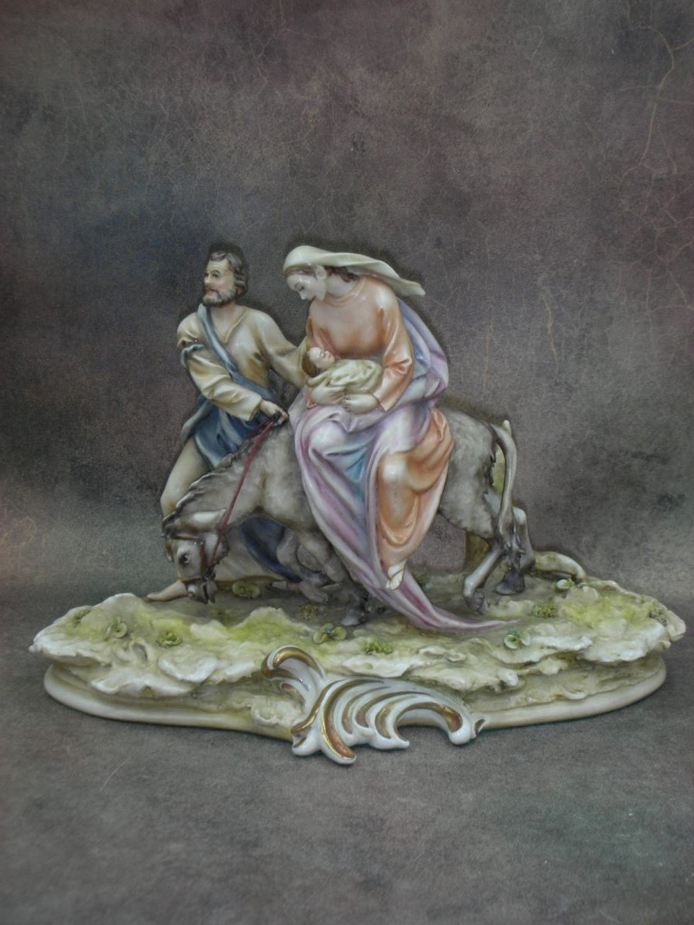 Статуэтка. Фарфор. Бегство Святого семейства в Египет. Capodimonte. Италия