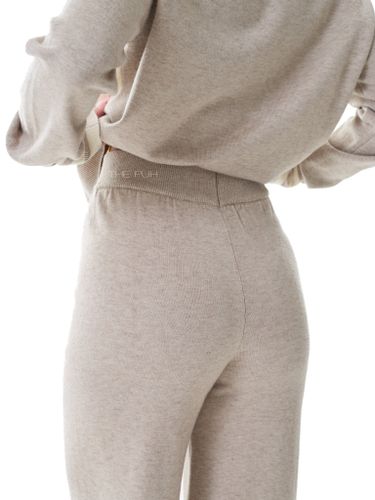 Бежевый трикотажный костюм с сердцем