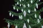Светодинамическая елка ствольная со скамейкой, встроенная гирлянда: Холодный свет - "Лесная" (Литая хвоя) 12 м