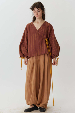 Блузка на запах из коричневого льна в полоску