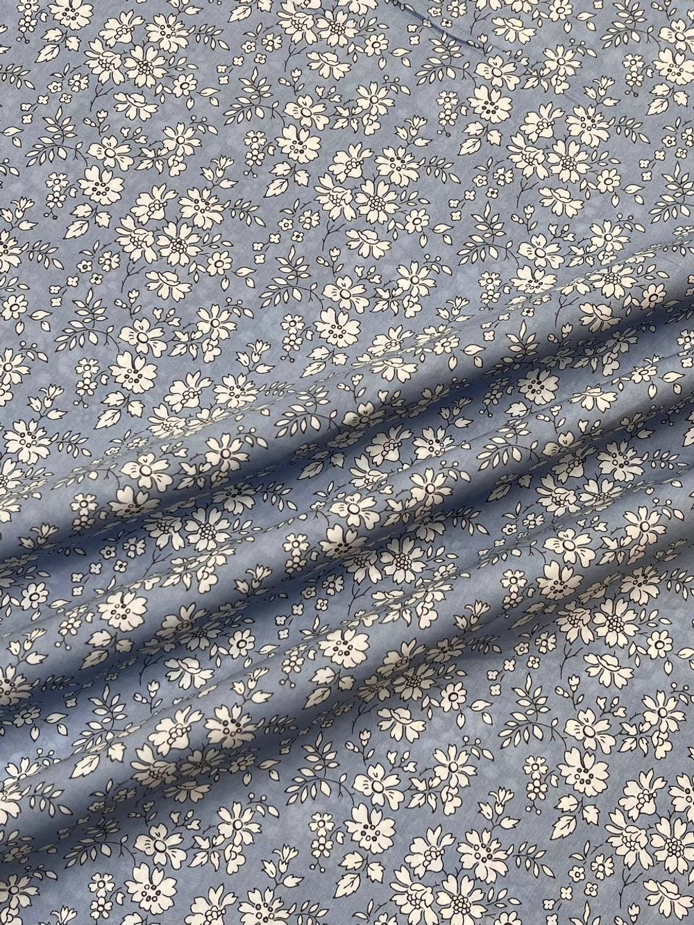 Хлопок Liberty голубой с белым цветочным принтом Tana Lawn™ Cotton - Classic Collection