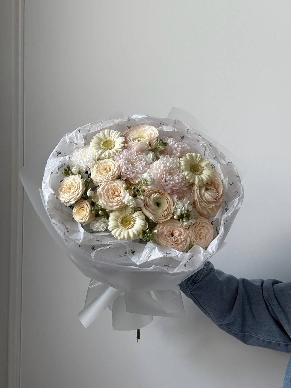 Букет из кустовых пионовидных роз, минигерберы, маттиолы и ранункулюсов