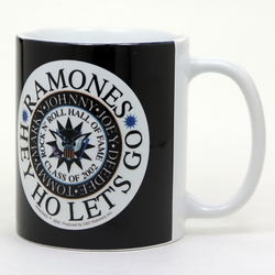 Кружка Ramones Hey Ho, Lets Go на чёрном фоне (378)