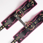 Черные кожаные оковы с розовой строчкой (Цвет: черный с розовым)