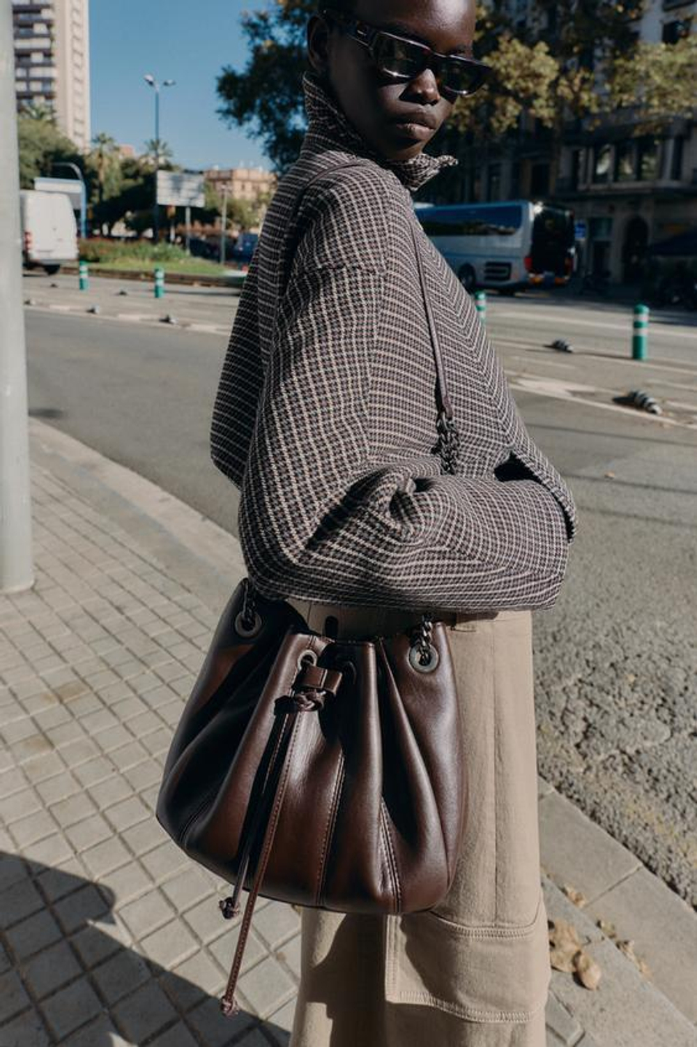 ZARA СУМКА-МЕШОК СО СБОРКОЙ И ЦЕПОЧКОЙ, КОРИЧНЕВЫЙ