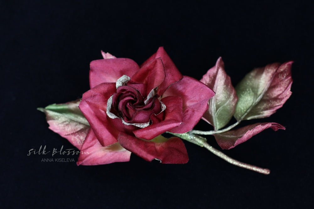 Брошь Бордовая роза из шелка с золотом