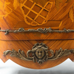 Витрина в дворцовом стиле