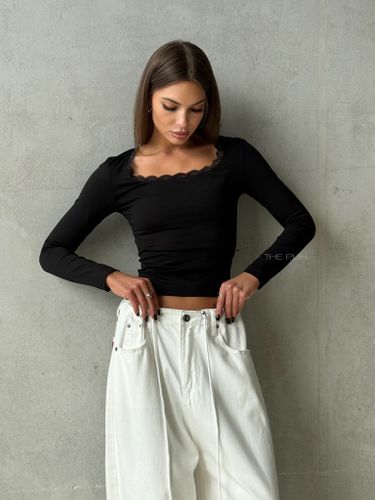 Черный хлопковый лонгслив с кружевом