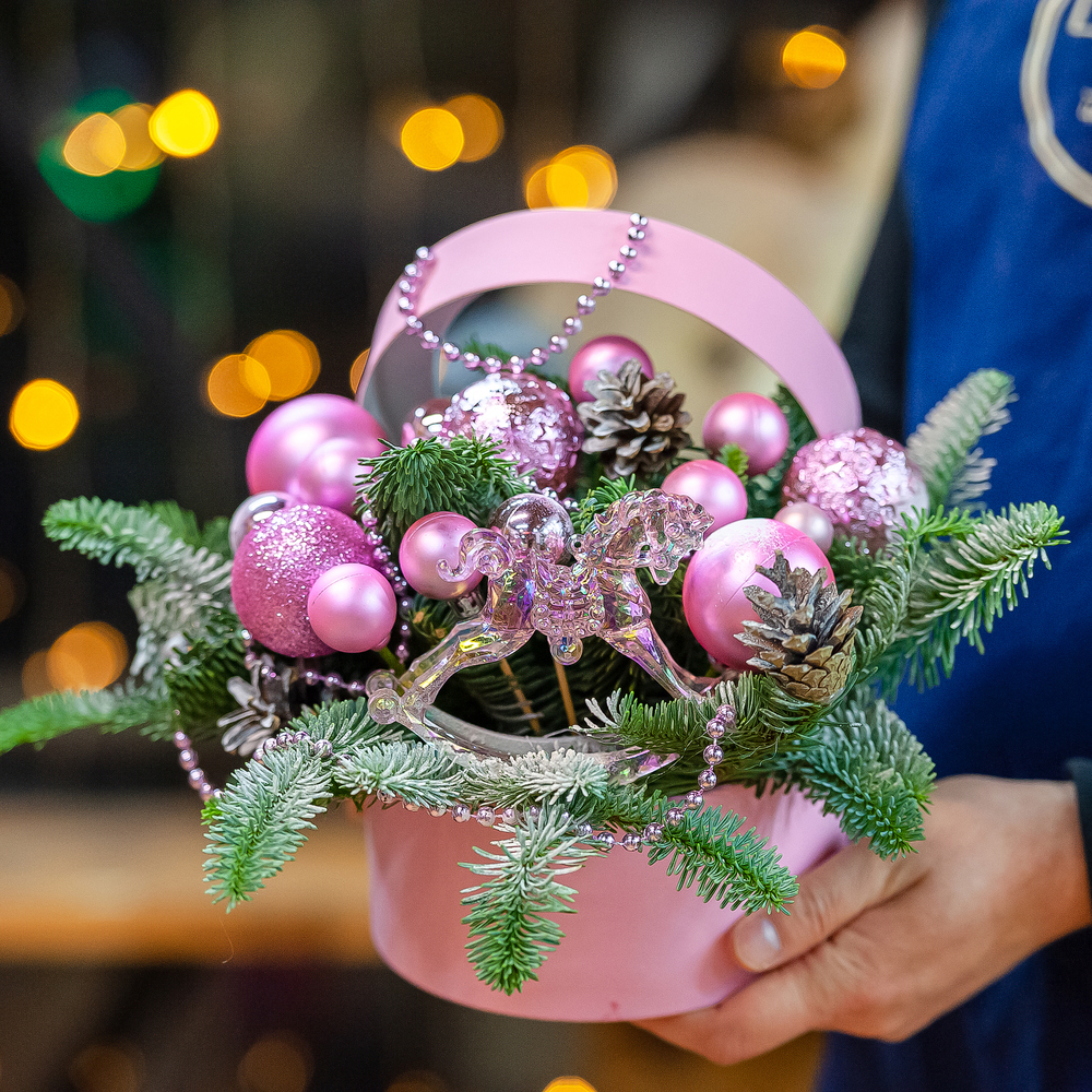 Оригинальная новогодняя композиция с нобилисом в розовом оформлении