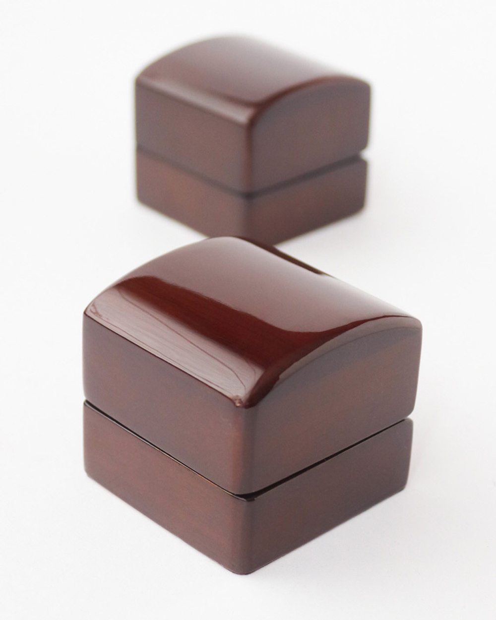 Деревянный квадратный футляр под кольцо.