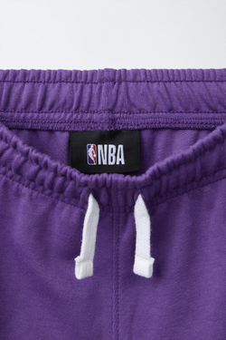 ZARA ШОРТЫ-БЕРМУДЫ С ПРИНТОМ LAKERS NBA ©, ПУРПУРНЫЙ