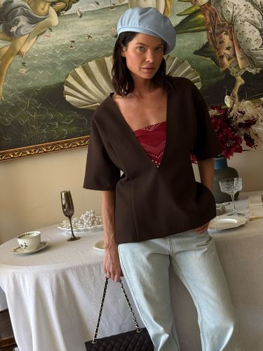 Шоколадный топ с V-вырезом