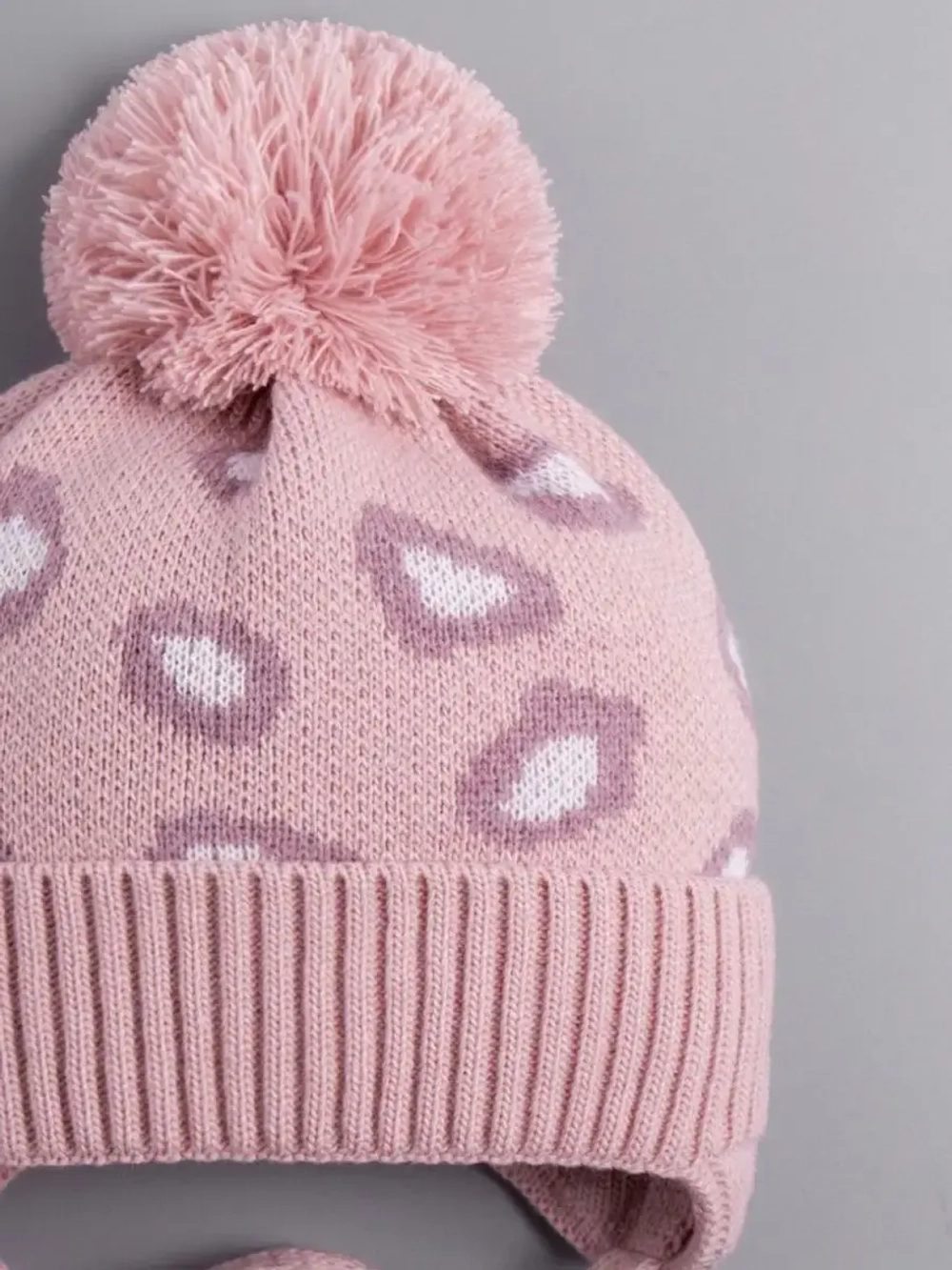 Шапка для девочки на завязках на осень