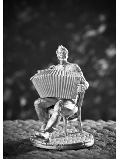 Оловянный солдатик Баянист на стуле