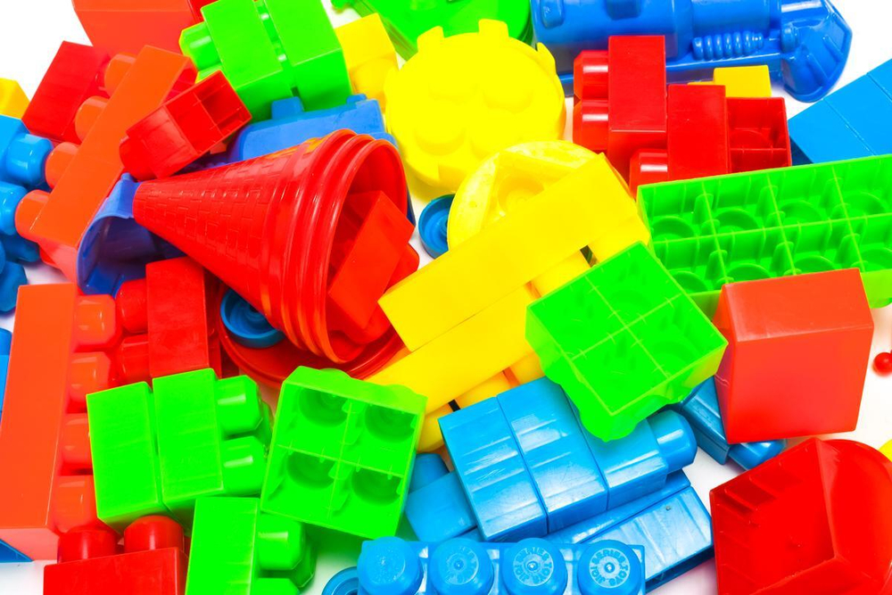 Пластмассовый игрушечный набор "Конструктор ведро 82 детали", пакет