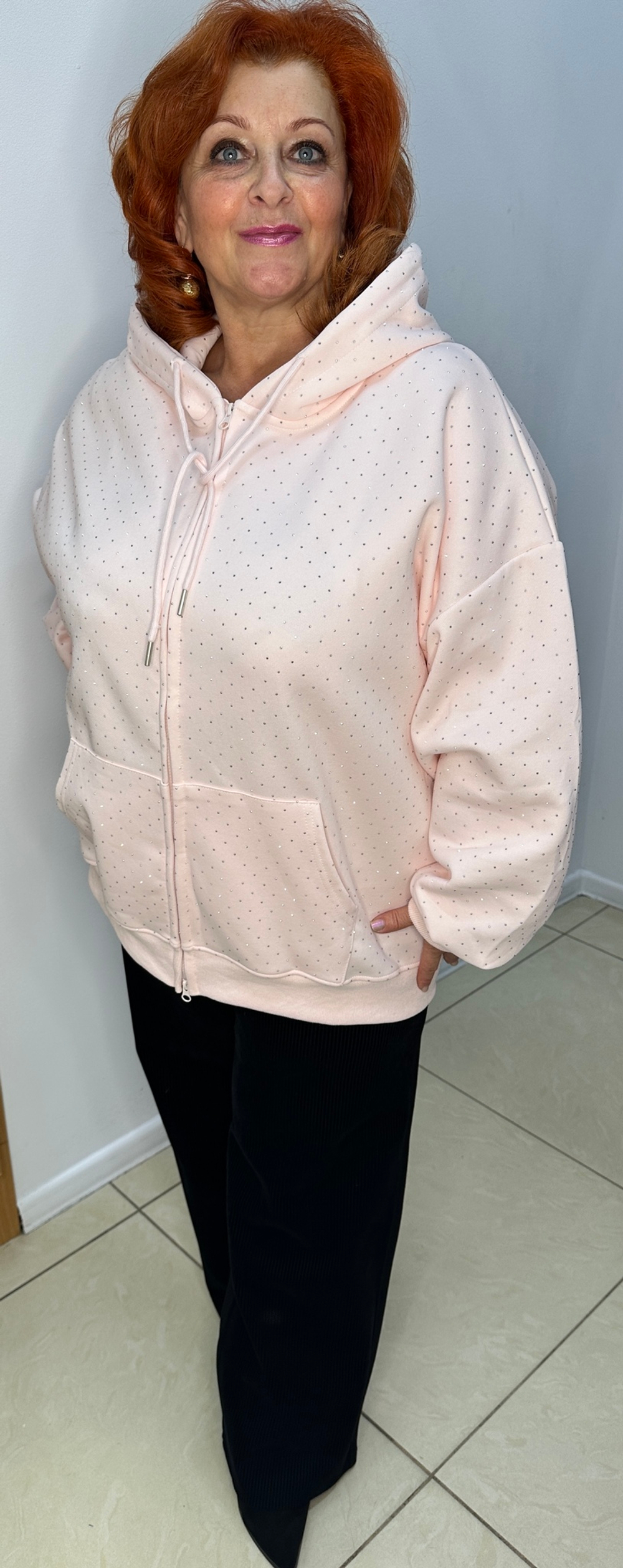 Розовый бомбер-жакет со стразами