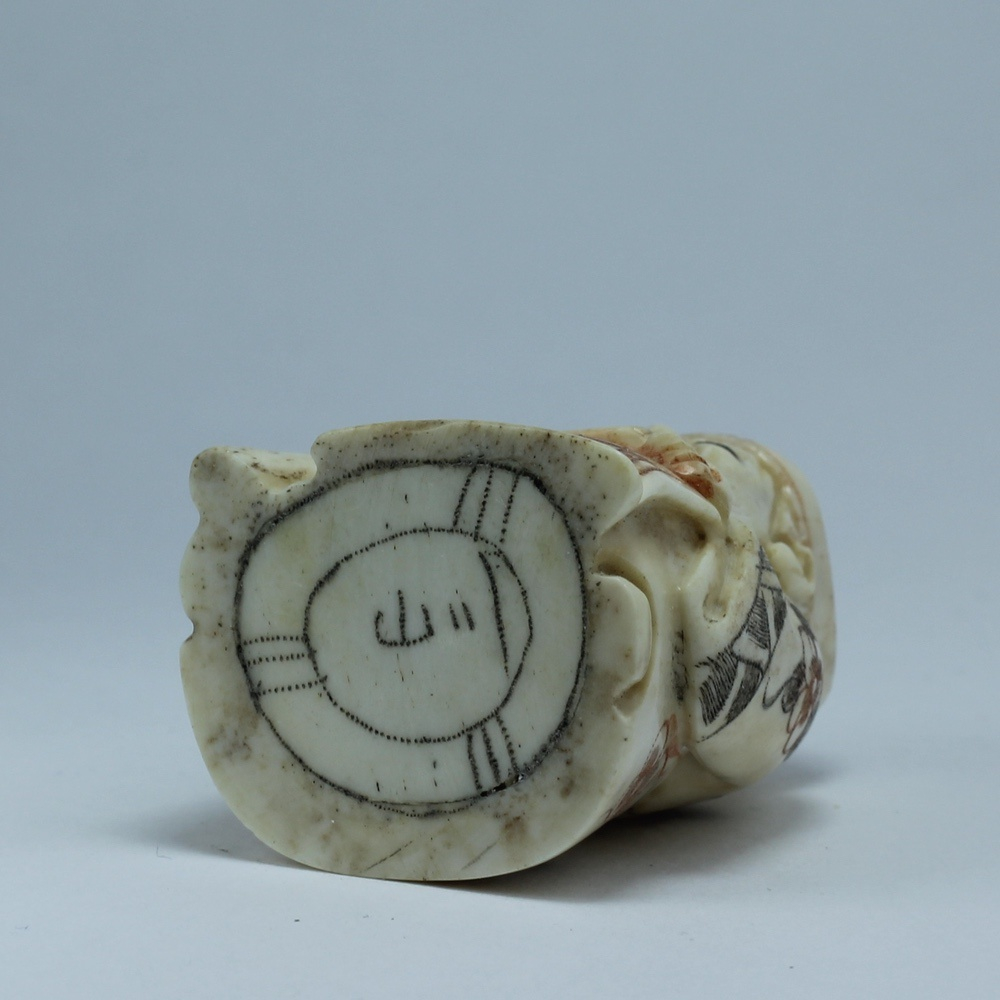 Нэцкэ Дзюродзин с длинным посохом и иероглифом счастье