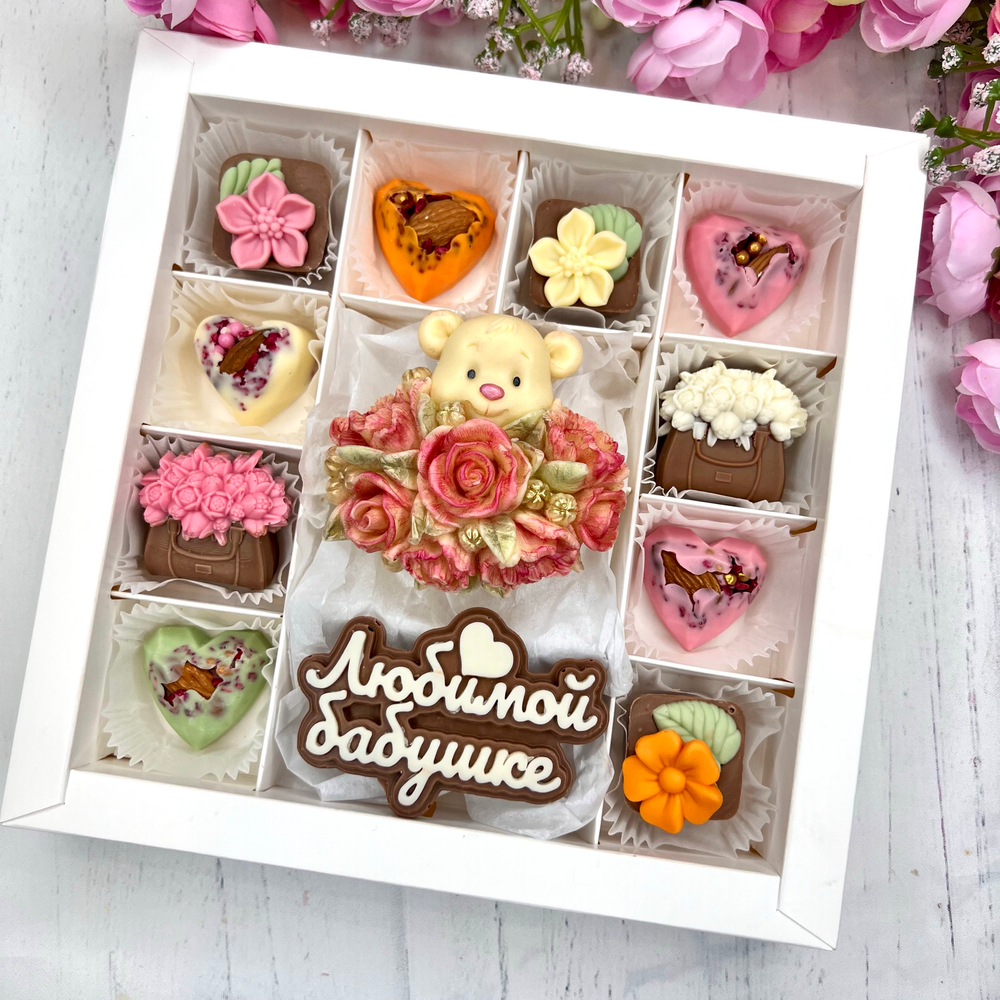 Шоколадный набор "Любимой бабушке. Мишка с розами": фигурка и 10 конфет ручной работы