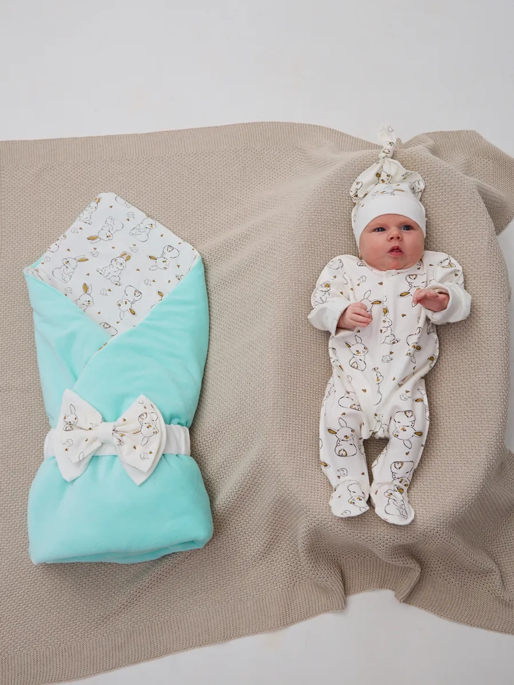 Конверт на выписку весна c костюмом