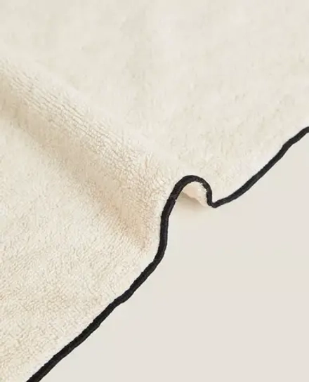 ZARA HOME БАННОЕ ПОЛОТЕНЦЕ ИЗ ХЛОПКА С ОТДЕЛКОЙ ОВЕРЛОКОМ, ПЕСОЧНЫЙ/ЧЕРНЫЙ