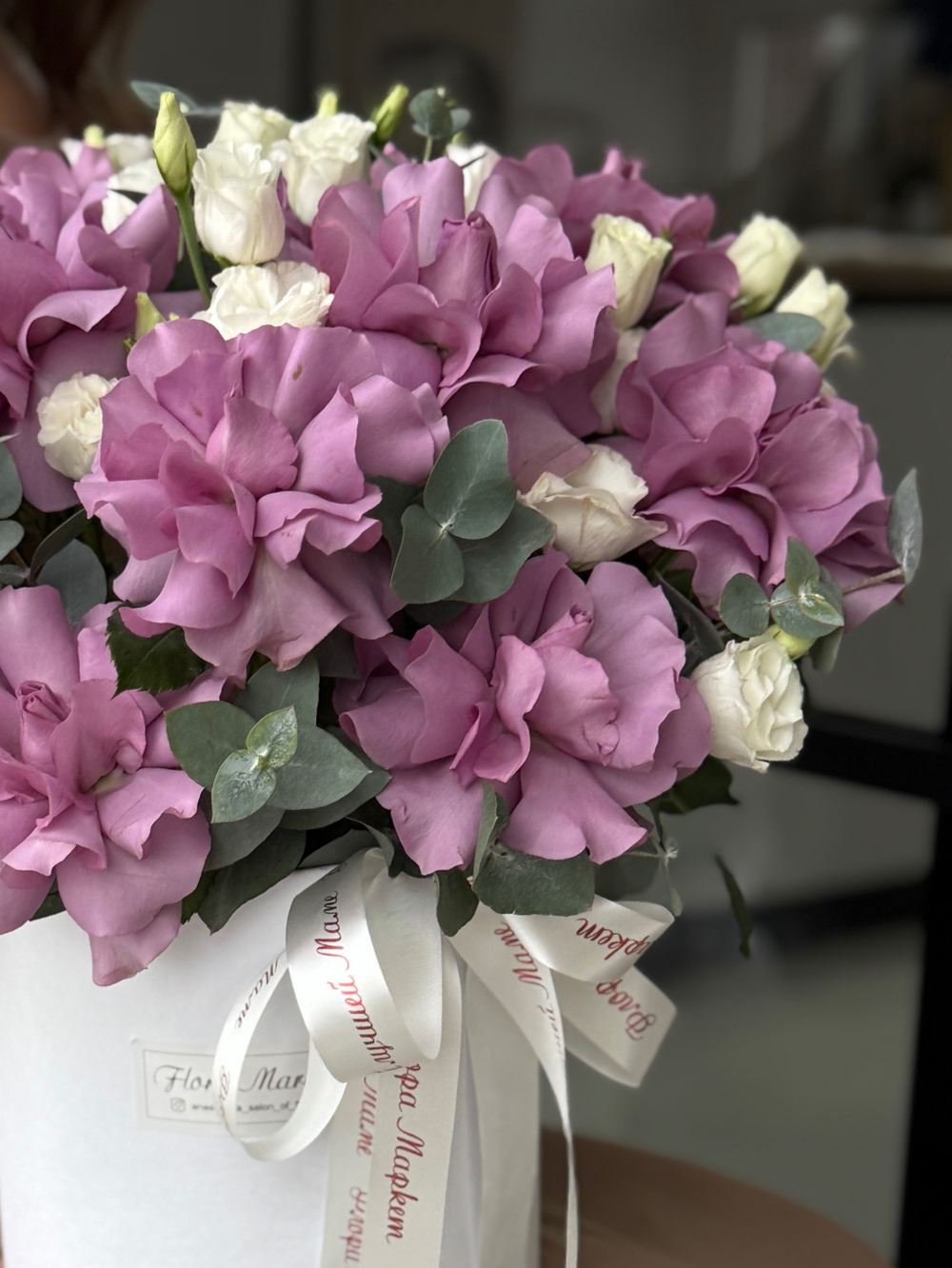 Роскошная композиция "Для Мамы" из французских сиреневых роз, нежной эустомы и эвкалипта от Флора Маркет